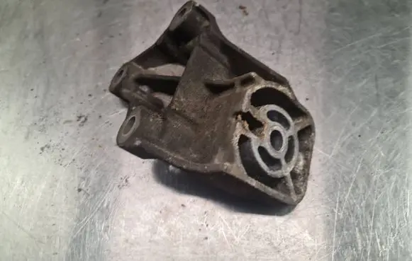 Volvo S60 Engine mounting bracket 08649262