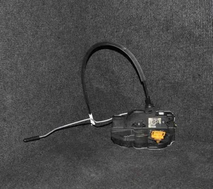 Opel Insignia A Front door lock 13579523