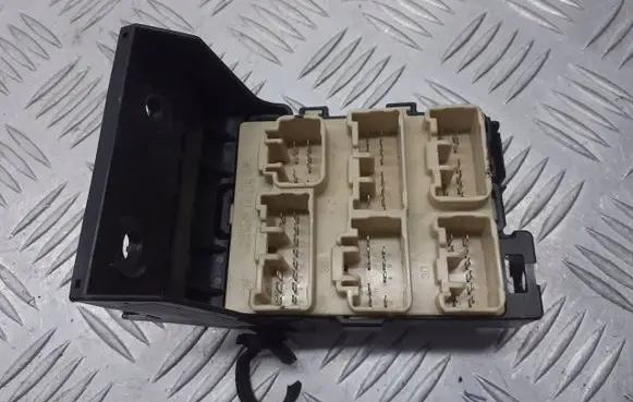 Toyota Avensis T250 Fuse box cover 82734-05030