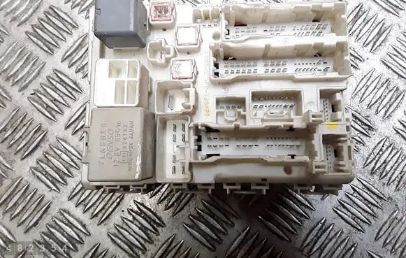 Toyota Auris 150 Fuse module 8273002150a