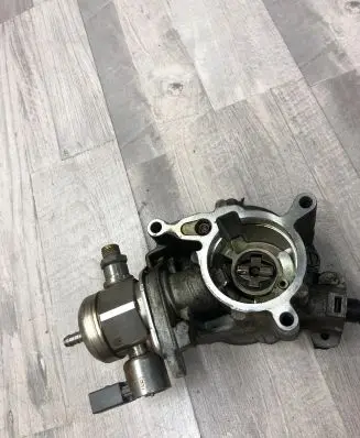 Skoda Octavia Mk2 (1Z) Fuel injection high pressure pump 06H127025N 0261520090 2002395236