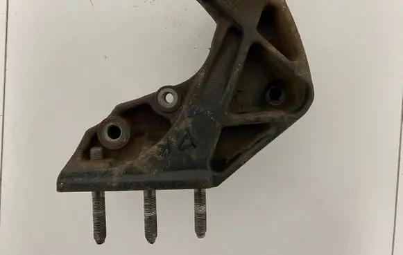 Mitsubishi Grandis Engine mounting bracket 1091A049