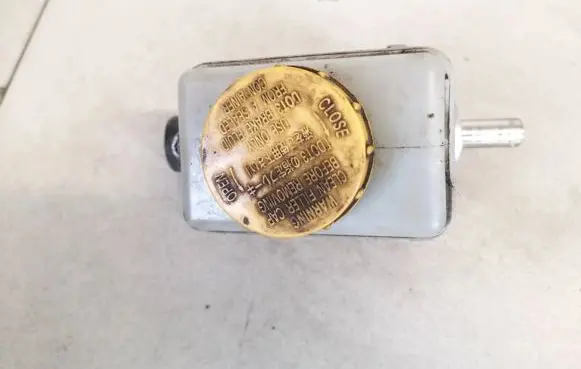 Subaru Legacy Brake fluid reservoir 