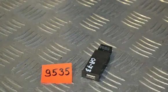 Opel Astra J USB socket connector 13348688