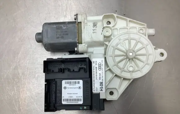 Audi A3 S3 8P Front door window regulator motor 8P0959801H S006060013C 63273