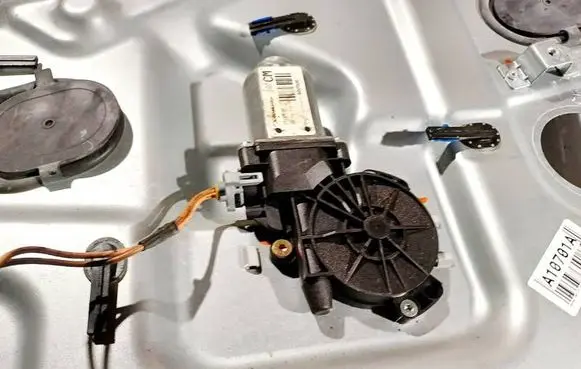 Hyundai Santa Fe Front door window regulator motor 400906