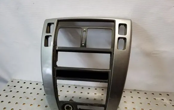 Hyundai Tucson JM Radio/GPS head unit trim U026383800