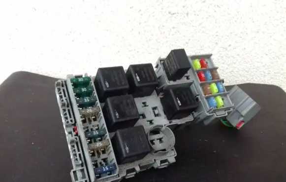 Volvo V70 Fuse module 8690698
