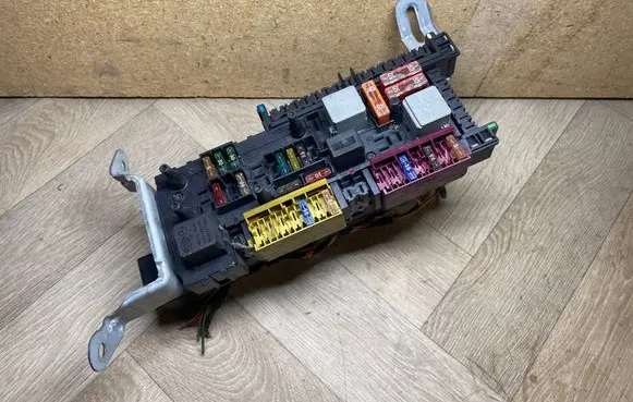 Mercedes-Benz E W212 Fuse module 168298 016706581 1670658