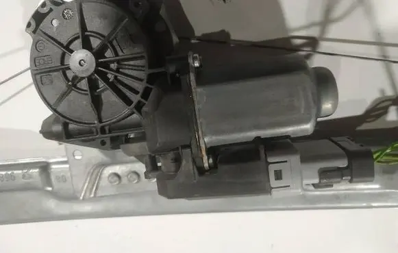 Peugeot 207 Front door window regulator motor 400915k