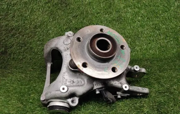 Rear wheel hub spindle/knuckle