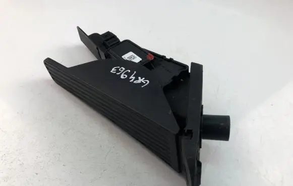 Volvo XC90 Accelerator throttle pedal bracket 32212451
