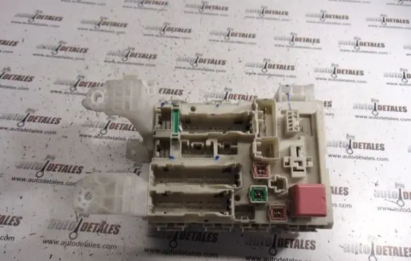 Toyota Avensis T270 Fuse module 8273005150