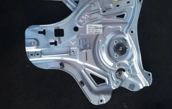 Hyundai ix35 Front window lifting mechanism without motor 824702Y370