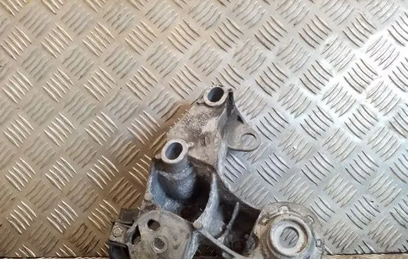 Volkswagen PASSAT B5.5 Engine mounting bracket 8E0199352D