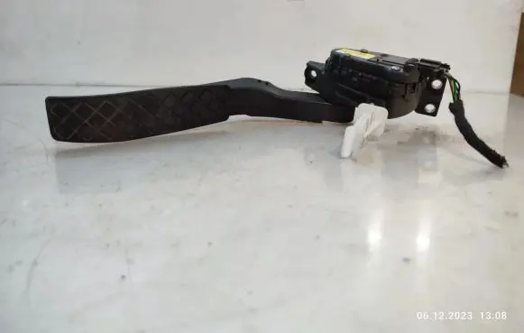 Volkswagen Touareg II Accelerator throttle pedal 7L0723507D