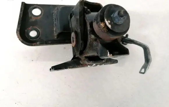 Toyota RAV 4 (XA30) Engine mount bracket