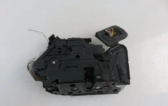 Volkswagen Golf VI Front door lock 5K1837016