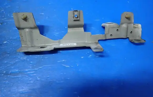 Renault Twingo II Fender mounting bracket