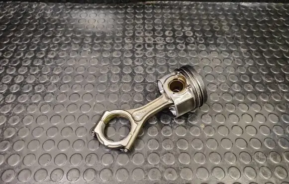 Subaru Outback Piston with connecting rod B4XQ
