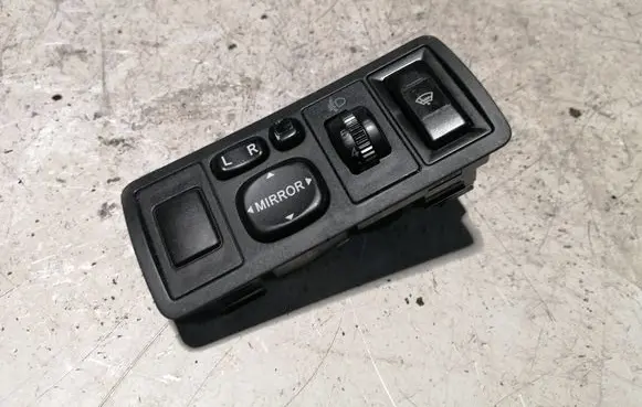 Toyota Avensis T250 Wing mirror switch 