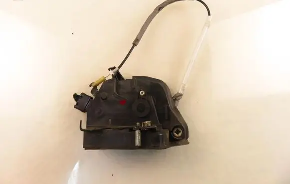 BMW 3 E46 Front door lock 8253431