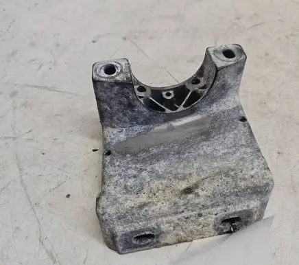 Engine mounting bracket