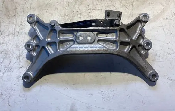 Gearbox mounting bracket