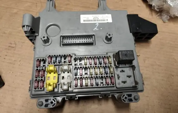 Jeep Cherokee III KJ Fuse module 56009987AE