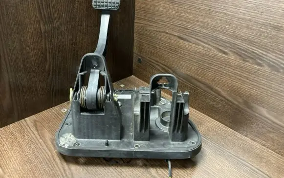 Iveco Daily 4th gen Brake pedal 5801492034 258DA100