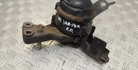 Toyota Yaris Engine mount bracket