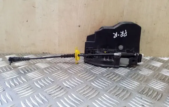 BMW X3 E83 Front door lock 7167066