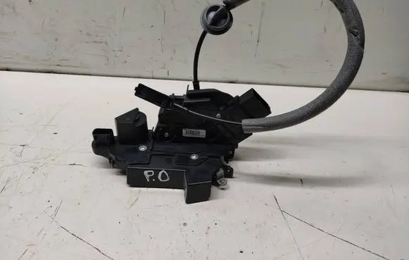 Volvo XC60 Front door lock 30799305