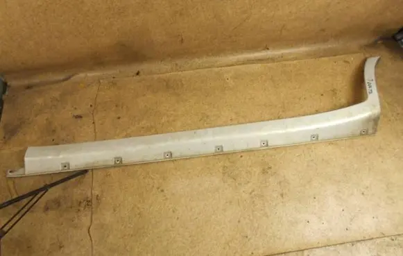 Toyota Land Cruiser (J100) Side skirt front trim 