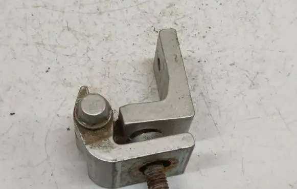 Skoda Octavia Mk2 (1Z) Rear door lower hinge 1Z0833411B