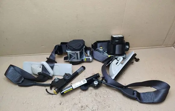 Ford Fusion II Set of seat belts 