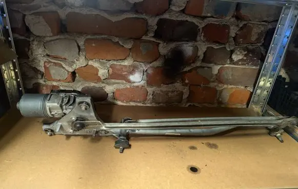 Front wiper linkage and motor
