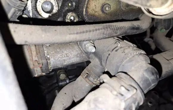 Ford Galaxy Engine coolant pipe/hose 038131133j