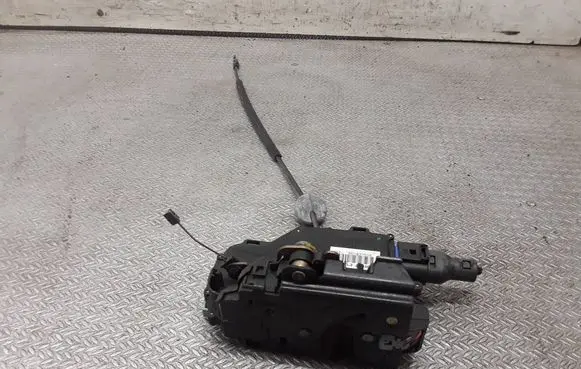 Volkswagen Touran I Front door lock 3D1837016 CZWL3A004