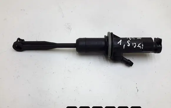 Dacia Duster Clutch master cylinder 82004240048