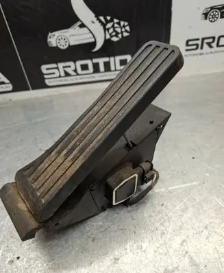 Mercedes-Benz E W212 Accelerator throttle pedal A2043000004 2789 251110