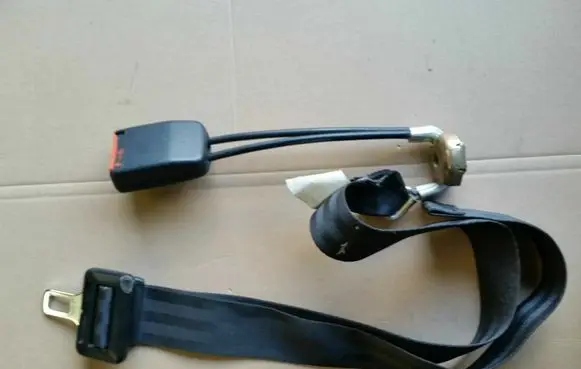 Volkswagen PASSAT B3 Middle seatbelt (rear) 357857713A