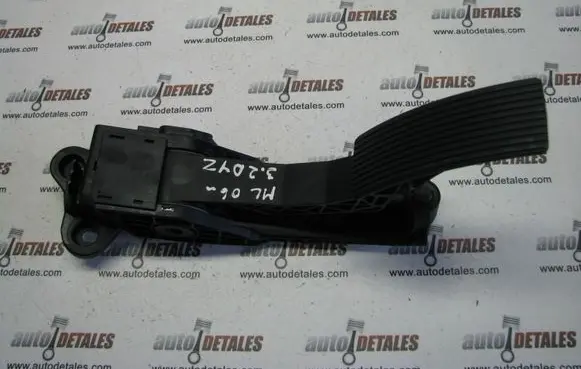Mercedes-Benz ML W164 Accelerator throttle pedal A1643000104