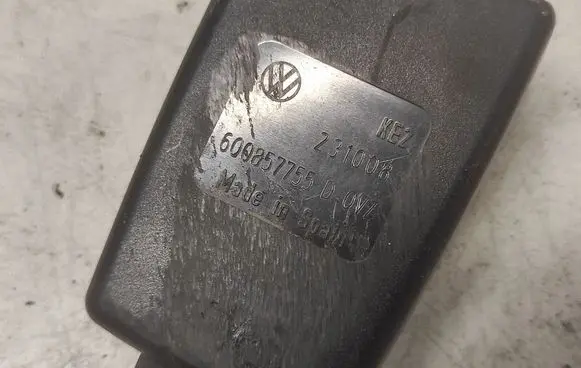 Volkswagen Polo IV 9N3 Front seatbelt buckle 600857755