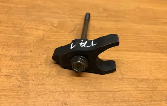 Toyota Avensis T250 Fuel Injector clamp holder