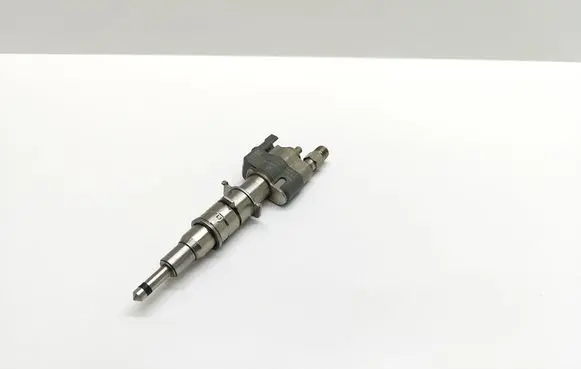 BMW 5 E60 E61 Fuel injector 7589048 758904811 13537589048
