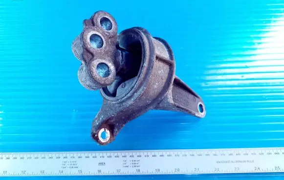 Opel Zafira A Engine mount bracket 90575772 90579778