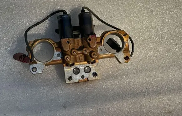 Audi A8 S8 D2 4D Camshaft vanos timing valve 07C109210E AG170467