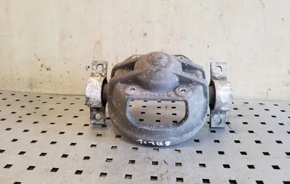 Volkswagen Touareg I Front shock absorber mounting bracket 7L0512345