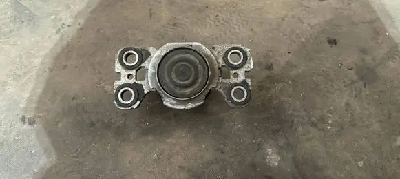 Volvo XC70 Engine mount bracket 8G9N7M121AA